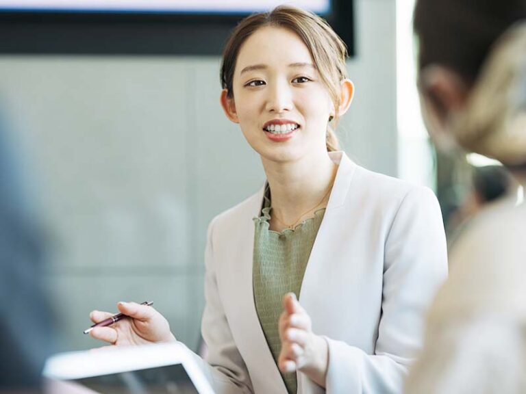 会議で発言する女性