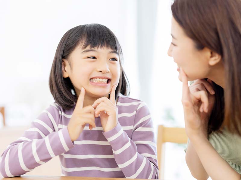 歯並びを見せる子ども