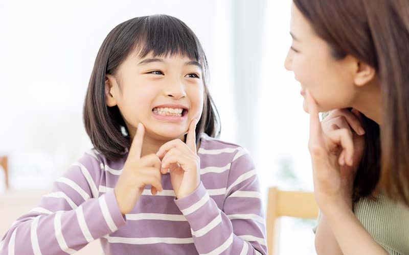歯並びを見せる子ども